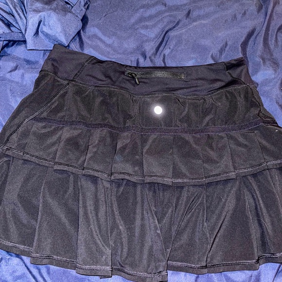 size 8 black lululemon skirt - Picture 2 of 4